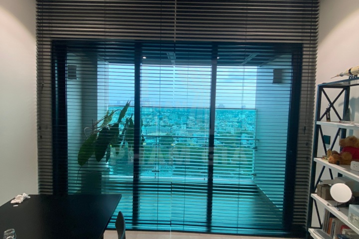 LẮP ĐẶT RÈM SÁO GỖ CĂN HỘ DE LA SOL, QUẬN 4