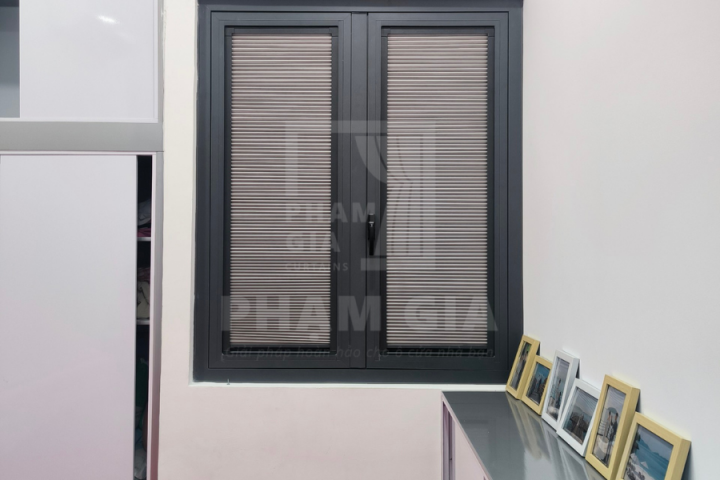 LẮP ĐẶT RÈM TỔ ONG GẮN KÍNH