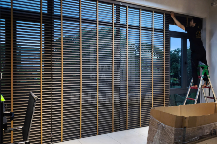 LẮP ĐẶT RÈM SÁO GỖ TẠI GET LINK TATTOO ĐỒNG NAI