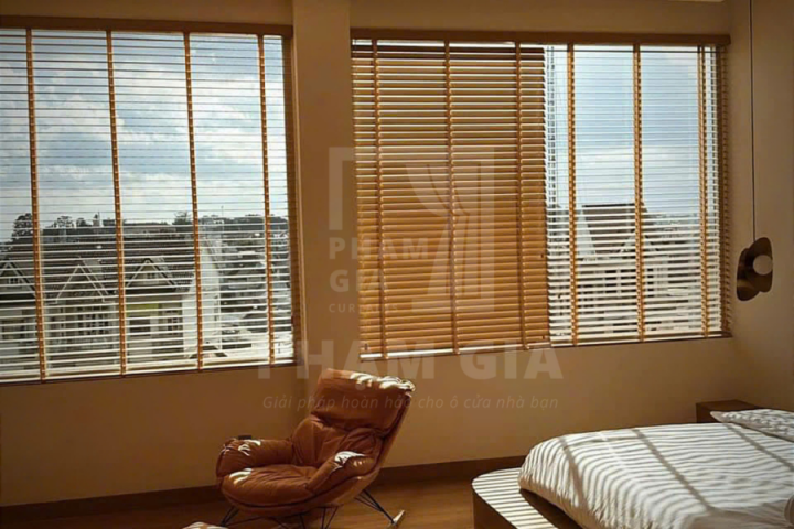 LẮP ĐẶT RÈM SÁO GỖ XUYÊN SÁNG