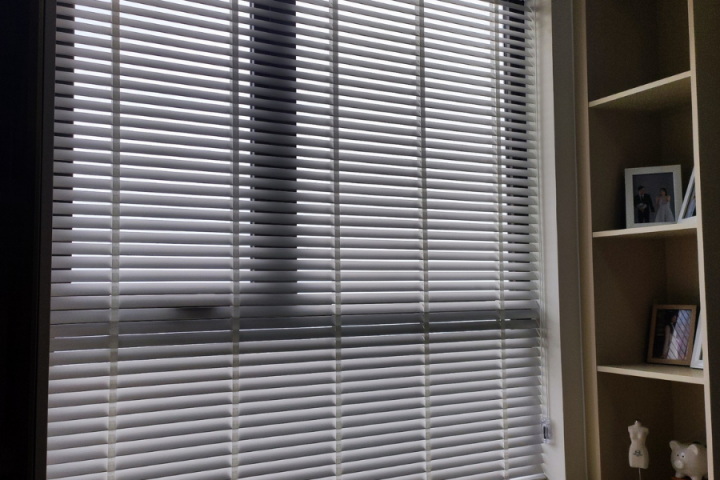 lắp đặt rèm sáo gỗ