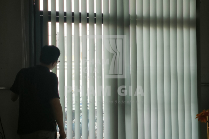 LẮP ĐẶT RÈM LÁ DỌC VĂN PHÒNG HÓC MÔN