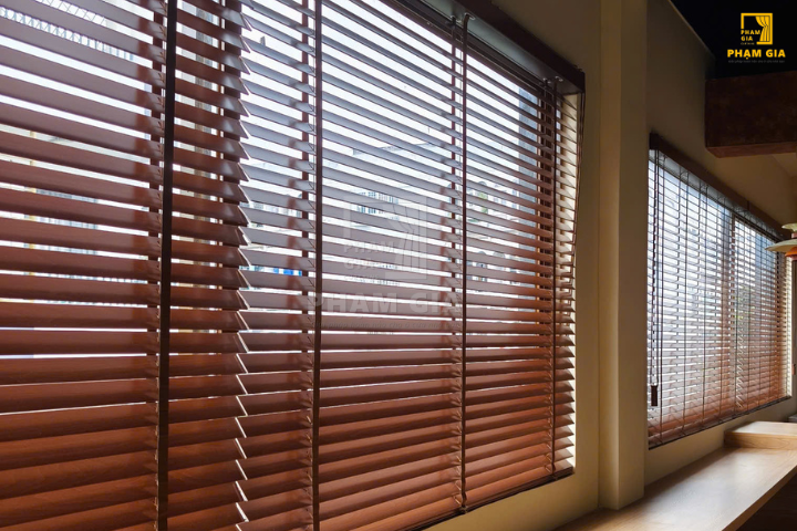 Nâng Tầm Phong Cách Làm Việc Với Rèm Sáo Gỗ Văn Phòng