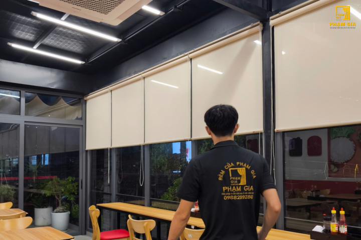 Lắp Rèm Lưới Quán Cafe, Quán Ăn: Bí Kíp Giữ Khách Giờ Trưa Nắng Nóng