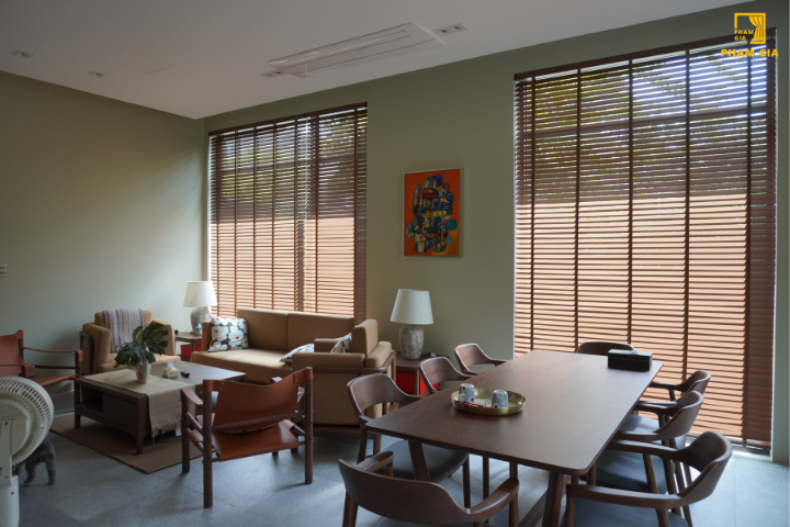 Rèm Sáo Gỗ Cao Cấp – Cân Bằng Ánh Sáng Và Phong Cách Văn Phòng