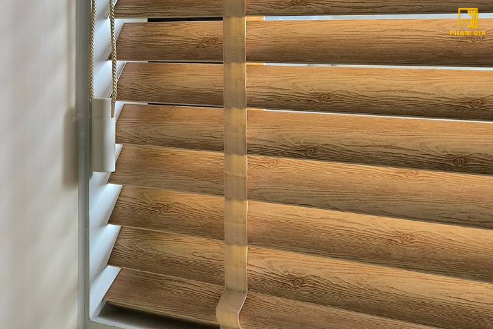 Rèm Sáo Nhựa Giả Gỗ: Chống Nước Tốt, Vẫn Giữ Vẻ Mộc Mạc