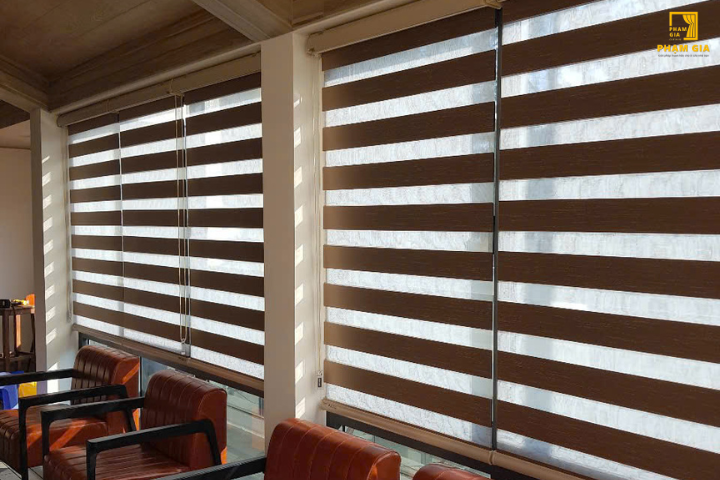 Thi công rèm cầu vồng văn phòng – gọn, bền, dễ sử dụng