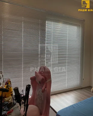 LẮP ĐẶT RÈM SÁO NHÔM PHÒNG LIVETREAM