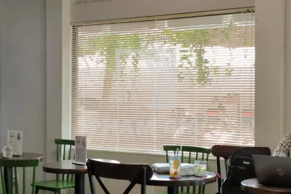 LẮP ĐẶT RÈM SÁO NHÔM THE TREES COFFEE 
