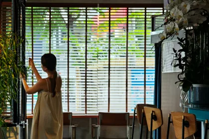 Chạm Vào Cảm Xúc Khách Hàng: Nghệ Thuật Sử Dụng Rèm Sáo Gỗ Cho Quán Cà Phê