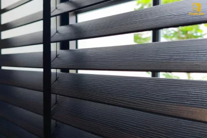 Nhẹ hơn, bền hơn, tiết kiệm hơn – Có gì đặc biệt ở rèm nhựa giả gỗ?