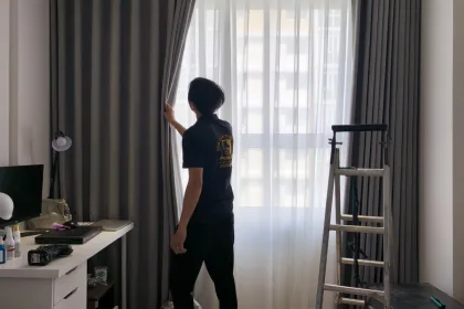 Nên Dùng Rèm Sáo Gỗ Hay Rèm Vải Cho Phòng Ngủ? Phân Tích Từ Chuyên Gia Nội Thất