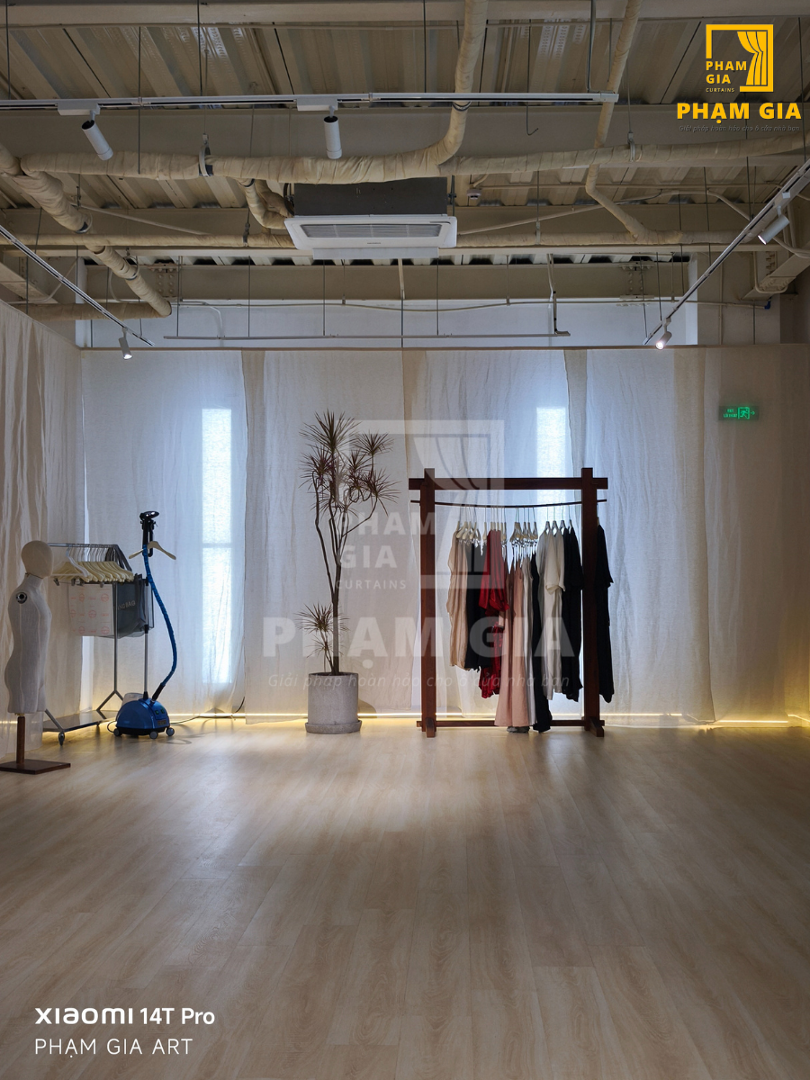 mot-khong-gian-cua-hang-an-yen-duoc-det-nen-tu-man-vai-voan