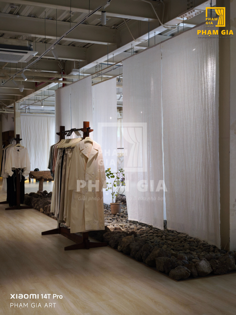 mot-khong-gian-cua-hang-an-yen-duoc-det-nen-tu-man-vai-voan