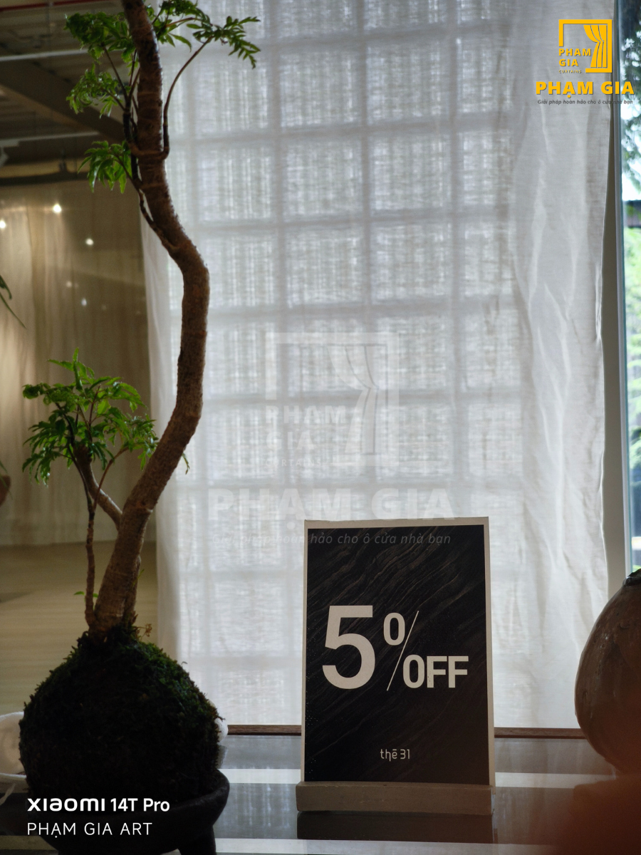 mot-khong-gian-cua-hang-an-yen-duoc-det-nen-tu-man-vai-voan