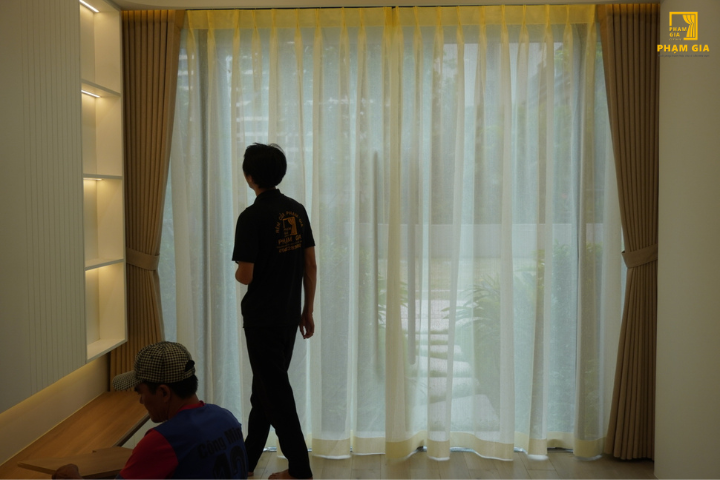 lap-dat-rem-cua-tai-lumiere-boulevard-toa-angelice-vinhomes-grand-park-tp-hcm